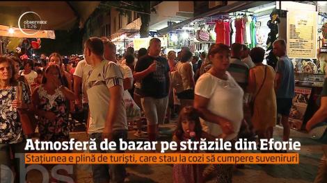 De cum se lasă seara, staţiunea Eforie Nord începe să semene cu un mare bazar turcesc