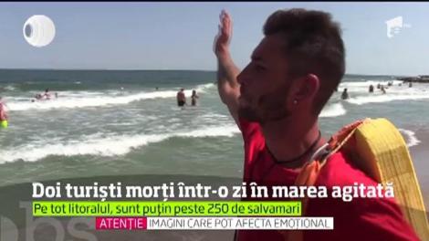 Steagul roşu şi avertismentele salvamarilor nu ţin turiştii departe de marea stârnită de furtună. Două persoane au pierit într-o zi, luate de curenţii puternici