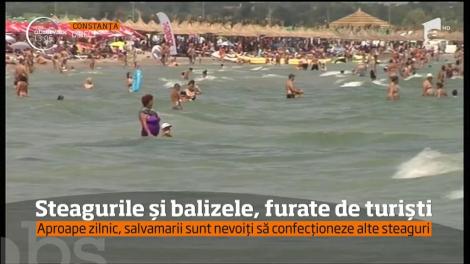 Turiştii aflaţi pe litoral au început să fure steagurile roşii arborate de salvamari, dar şi balizele instalate în larg