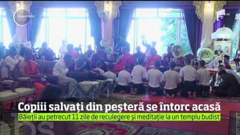 Copiii salvați din peștera inundată în Thailanda se întorc acasă