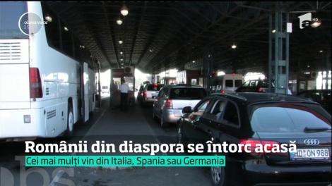 Sute de mii de români au umplut vămile: după un an în care au muncit în străinătate, se întorc acasă, în vacanţă. Cozile la intrarea in țară sunt interminabile