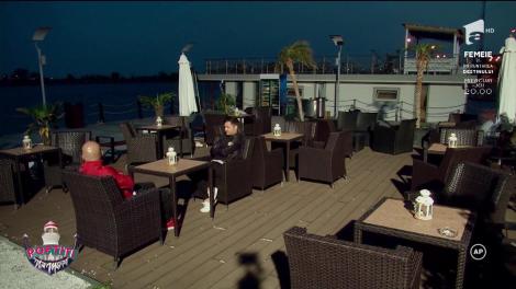 Liviu și Andrei, singuri pe terasă. Niciun client nu a trecut pe la ei