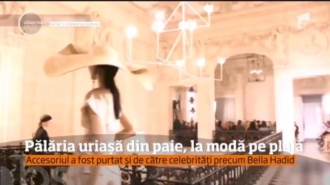 Pălăria uriașă din paie, la modă pe plajă