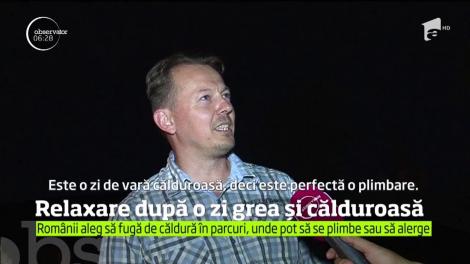 După o zi epuizantă, cu temperaturi ridicate, o plimbare în parc după lăsarea întunericului este modul cel mai bun de relaxare