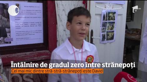 Nepoţii şi strănepoţii profesorului Nicolae Frunteş s-au reunit în curtea casei sale