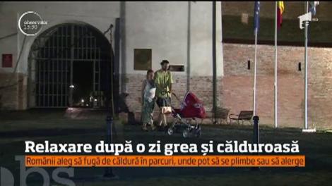 După o zi epuizantă, cu temperaturi ridicate, o plimbare în parc, după lăsarea întunericului, este modul cel mai bun de relaxare