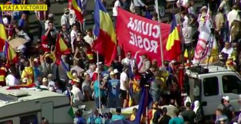 VIOLENȚE în Piața Victoriei! Protestatarii au spart cordonul de jandarmi! Ce se întâmplă (VIDEO)