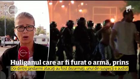 Poliţiştii l-au prins pe unul dintre cei care au furat o armă a jandarmilor, &icirc;n timp ce aceştia erau bătuţi crunt!