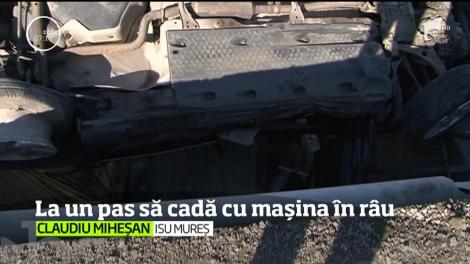 Trei oameni au trecut pe l&acirc;ngă moarte, ieri, la T&acirc;rgul Mureş. Din cauza vitezei şi a unui cauciuc ce a explodat