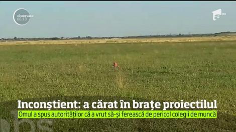 A făcut pe viteazul, dar îşi putea pierde viaţa. După ce a dat de un proiectil în pământ, un muncitor l-a cărat pur şi simplu în braţe!