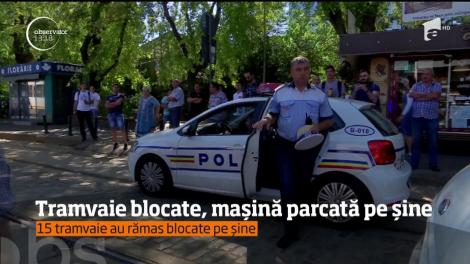 Tramvaie blocate, mașină parcată pe șine