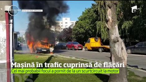 Panică pe o stradă din Timişoara. O maşină a luat foc în mers, iar şoferul acesteia a reuşit, în ultima clipă, să tragă pe dreapta şi să se salveze