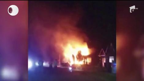 În Statele Unite, un bărbat a vrut să îşi ucidă familia cu avionul. Bărbatul s-a prăbuşit intenţionat cu aeronava peste casa în care locuiau soţia şi copilul lui