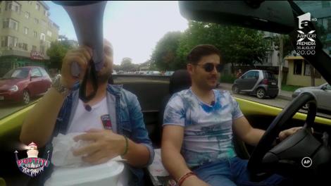 "A venit comanda! Liviu și Andrei vă vând mititei!" Concurență puternică pentru nea Mărin: Cei doi își fac reclamă din decapotabilă