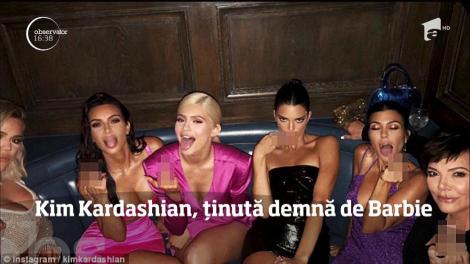 Celebra păpuşă Barbie are concurenţă serioasă. Kim Kardashian a făcut furori în rândul domnilor după ce a îmbrăcat o rochiţă roz bonbon!