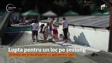Lupta pentru şezlonguri nu se dă doar pe Litoral. Mii de turişti au luat cu asalt cel mai mare ştand cu apă sărată din România