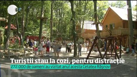Turiștii stau la cozi, pentru distracție