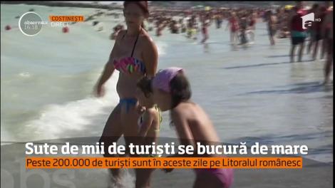 Sute de mii de turiști se bucură de mare