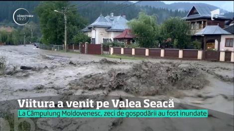 Imagini apocaliptice în Bucovina! Ploile torențiale au făcut ravagii! Au căzut 80 de LITRI pe METRUL PĂTRAT, în doar 40 de minute! A plouat torențial, cât pentru două luni!