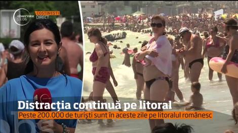 La malul mării, sutele de mii de turişti îşi continuă vacanţa