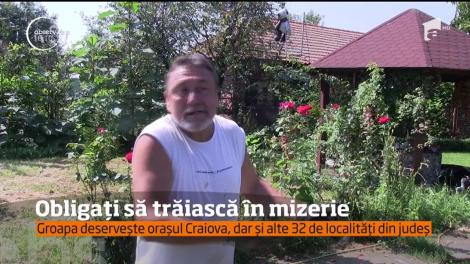 Zeci de familii din Dolj sunt în pragul disperării. Oamenii sunt nevoiţi să-şi ducă traiul la doi paşi de un focar de infecţie