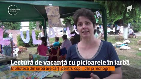 Lectura de vacanță cu picioarele în iarbă, la Baia Sprie