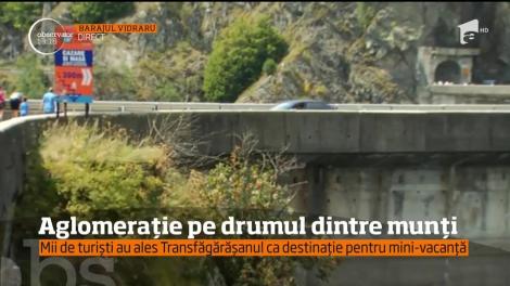Transfăgărăşanul pare pe alocuri neîncăpător pentru turiştii care au ales să îl viziteze, în mini-vacanţa de Sfântă Mărie