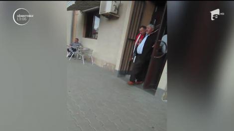 Imagini scandaloase! Un preot, surprins ieșind beat criță dintr-un bar! Abia putea să se țină pe picioare, iar doi bărbați îl ajutau