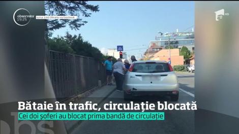 Doi bărbaţi din Cluj Napoca s-au lovit cu pumnii şi picioarele lângă o maşină care bloca o bandă de circulaţie