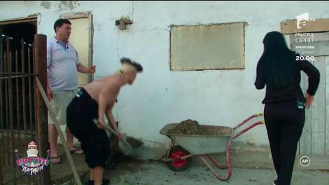 Vica și Andreea, în coteț cu gâștele și porcii: „A fost horror! Totul mirosea groaznic”