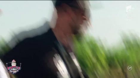 „Îi distrug pe toți”. Liviu Vârciu tractorist, iar Nea Marin în remorcă. Cursa groazei a început