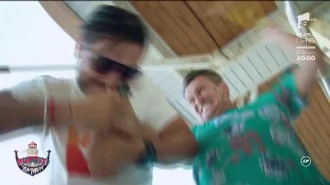 Luptă dură cu praștii și mușcături, pe plajă. Nea Marin și Liviu Vârciu au început războiul