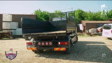 Ionuț Ghenu și Vica, puși să muncească până la epuizare. Cei doi au cărat 500 de kg de lemne