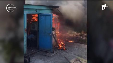 Incendiu violent lângă o vulcanizare. Există suspiciunea că deşeurile de cauciuc au fost aprinse