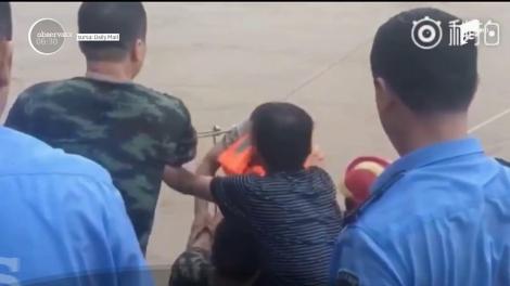 Operaţiune dramatica de salvare în China. Doi soţi s-au refugiat pe acoperişul maşinii lor, blocată în mijlocul apelor învolburate