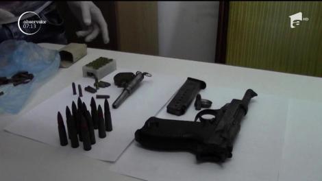 Un adevărat arsenal, descoperit în timp ce-şi renova acoperişul case. S-a întâmplat în Strehaia