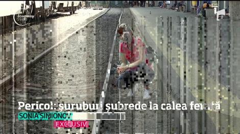 În cea mai mare gară din România, liniile de cale ferată sunt un pericol! Sunt prinse în şuruburi care la o simplă atingere se desprind!