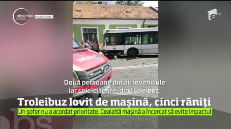 O maşină a încercat să evite un alt autoturism, dar a intrat într-un troleibuz! Cinci oameni au ajuns la spital
