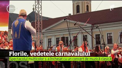 Care alegorice împodobite cu flori naturale, vedetele carnavalului din Oradea