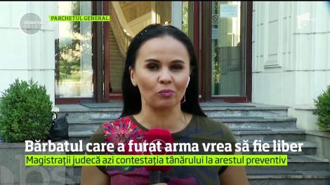 Bărbatul care a furat arma la protestul din 10 august vrea să fie liber