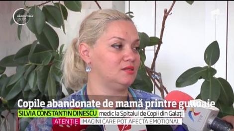 Copile abandonate de mamă printre gunoaie