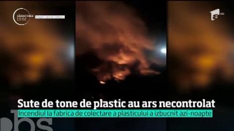 Flăcări uriaşe în Ialomiţa, după ce o fabrică de plastic a LUAT FOC!  Norul TOXIC a ajuns deasupra Capitalei!