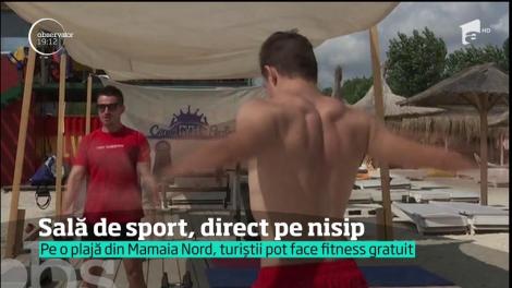 Sala de fitness s-a mutat pe plajă, în Mamaia. La malul mării, turiştii ridică haltere de zeci de kilograme şi fac flotări direct pe nisip