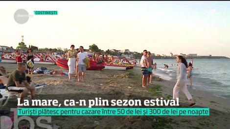 Aglomeraţie pe litoral. Turiştii abia dacă mai încap pe plaje