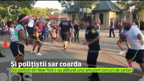 Şi poliţiştii sar coarda la fel de bine ca cei mici. Au demonstrat-o din plin doi agenţi din New York