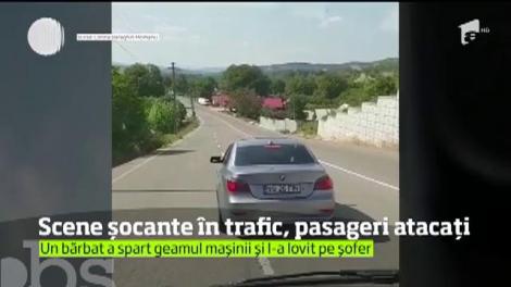 Scene de coşmar &icirc;n trafic, &icirc;n judeţul Vrancea. Mai mulţi pasageri dintr-o dubiţă au fost atacaţi de indivizi agresivi