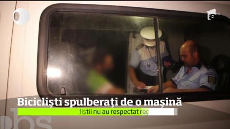 Doi biciclişti, care nu purtau veste reflectorizante, au fost spulberaţi de o maşină