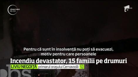 Noapte de foc la Cernavodă! Un ansamblu de locuinţe sociale a fost distrus de un incendiu extrem de violent