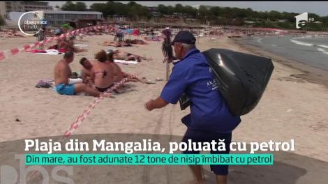 O plajă din Mangalia a fost închisă după ce curenţii au adus la mal reziduuri petroliere. Douăsprezece tone de material poluant au strâns angajaţii Apelor Române