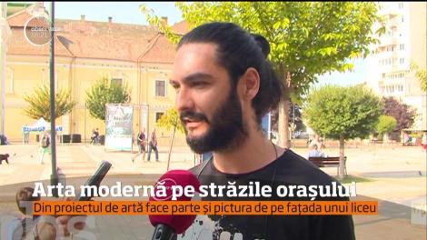 Autorităţile din Tg. Mureș au instalat o bancă mozaicată în Piaţa Teatrului